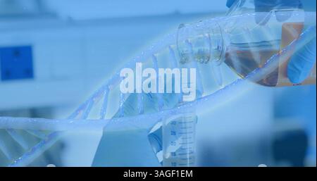 Struttura del DNA che gira contro l'operatore sanitario che lavora in laboratorio Foto Stock