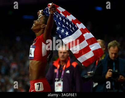 11 agosto 2012 - Londra, GBR - la DeeDee Trotter degli Stati Uniti celebra la vittoria nella staffetta 4x400 femminile alle Olimpiadi estive di sabato 11 agosto 2012, a Londra, Inghilterra. (Immagine di credito: © Nhat V. Meyer/San Jose Mercury News/MCT/ZUMAPRESS.com) Foto Stock