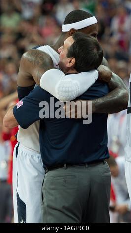 12 agosto 2012 - Londra, GBR - Lebron James (6) degli Stati Uniti dà un grande abbraccio all'allenatore degli Stati Uniti Michael Krzyzewski dopo la vittoria contro la Spagna durante la partita della medaglia d'oro alla North Greenwich Arena durante i Giochi Olimpici estivi del 2012 a Londra, Inghilterra, domenica 12 agosto 2012. Gli Stati Uniti sconfissero la Spagna 107-100. (Immagine di credito: © Harry E. Walker/MCT/TNS via ZUMA Wire) Foto Stock