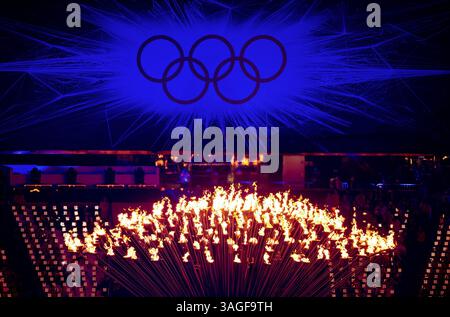 12 agosto 2012 - Londra, GBR - il calderone olimpico è stato aperto prima di essere spento durante la cerimonia di chiusura allo Stadio Olimpico durante i Giochi Olimpici estivi del 2012 a Londra, Inghilterra, domenica 12 agosto 2012. (Immagine di credito: © David Eulitt/Kansas City Star/MCT/ZUMAPRESS.com) Foto Stock