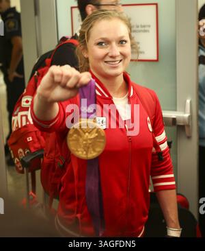 13 agosto 2012 - Mississauga, Ontario, Canada - la trampolinista ROSANNAGH ''ROSIE'' MACLENNAN mostra il suo hardware d'oro ai media e ai tifosi mentre lei e molti altri atleti canadesi sono atterrati sul suolo di casa questo pomeriggio. L'unica atleta canadese a vincere l'oro per la sua routine con il trampolino, battendo diversi atleti cinesi favoriti alle recenti Olimpiadi di Londra del 2012. Il Canada finì i Giochi di Londra con 18 medaglie Ã un oro, cinque argento e 12 bronzo. (Immagine di credito: © Christopher Drost/SHIFT digital/ZUMAPRESS.com) Foto Stock
