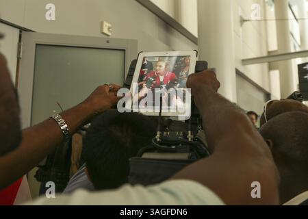 13 agosto 2012 - Mississauga, Ontario, Canada - Trampolinista ROSANNAGH ''ROSIE'' MACLENNAN come visto su uno schermo tablet mostra il suo hardware d'oro ai media e ai tifosi mentre lei e molti altri atleti canadesi sono atterrati sul suolo di casa questo pomeriggio. L'unica atleta canadese a vincere l'oro per la sua routine con il trampolino, battendo diversi atleti cinesi favoriti alle recenti Olimpiadi di Londra del 2012. Il Canada finì i Giochi di Londra con 18 medaglie Ã un oro, cinque argento e 12 bronzo. (Immagine di credito: © Christopher Drost/SHIFT digital/ZUMAPRESS.com) Foto Stock