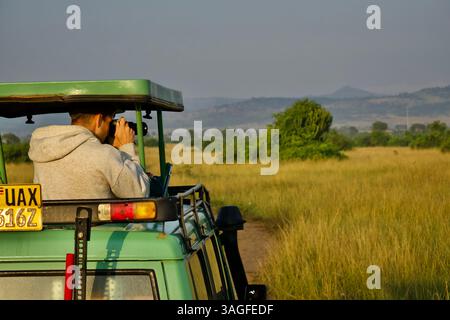 Veicolo Safari Toyota Land Cruiser in safari i turisti che scattano foto durante la strada Foto Stock