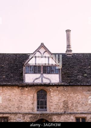 La finestra Tudor nel cortile dell'Abbazia di Lacock nel villaggio di Lacock, Wiltshire, Inghilterra, fu fondata all'inizio del XIII secolo come convento del Foto Stock