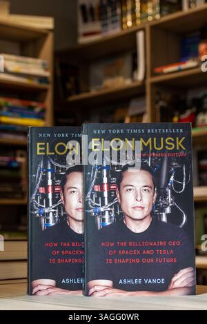 Primo piano del libro "Elon Musk: How the Billionaire CEO di SpaceX and Tesla is shaping Our Future" di Ashlee Vance in una libreria. Foto Stock