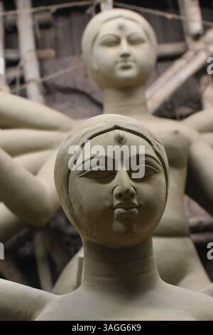 Idolo di argilla della dea Durga in corso in un tradizionale laboratorio artigianale a Kumartuli, Kolkata, India. Foto Stock