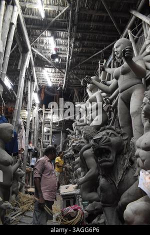 Idolo di argilla della dea Durga in corso in un tradizionale laboratorio artigianale a Kumartuli, Kolkata, India. Foto Stock