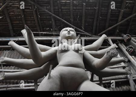Idolo di argilla della dea Durga in corso in un tradizionale laboratorio artigianale a Kumartuli, Kolkata, India. Foto Stock