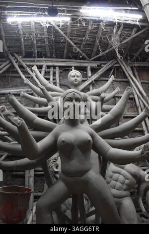 Idolo di argilla della dea Durga in corso in un tradizionale laboratorio artigianale a Kumartuli, Kolkata, India. Foto Stock