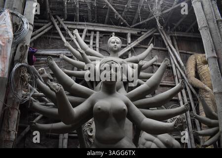 Idolo di argilla della dea Durga in corso in un tradizionale laboratorio artigianale a Kumartuli, Kolkata, India. Foto Stock