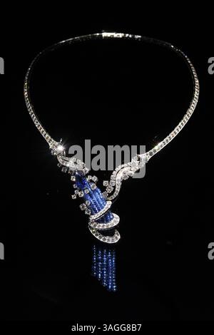 New York, Stati Uniti. 8 aprile 2025. Collana Serenitatis, 2010, in mostra all'apertura della mostra Cosmic Splendor all'American Museum of Natural History di New York, NY l'8 aprile 2025. (Foto di Stephen Smith/SIPA USA) credito: SIPA USA/Alamy Live News Foto Stock