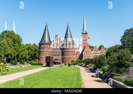 Lubecca, Germania - 12 agosto 2022: Veduta del museo Holstentor una porta medievale in mattoni, completamente restaurata, con museo dedicato alla storia del Foto Stock