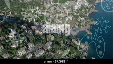 Immagine delle icone Covid 19 che scorrono sopra la vista aerea del paesaggio urbano Foto Stock