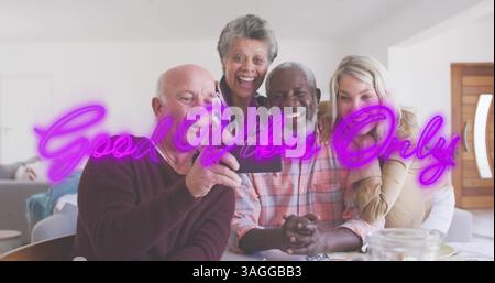 Neon buone vibrazioni testo contro due coppie anziane che scattano un selfie dallo smartphone di casa Foto Stock