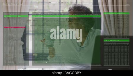 Immagine dell'elaborazione dei dati sugli schermi rispetto a una donna anziana che beve il tè e utilizza un computer portatile a casa Foto Stock
