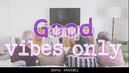 Un buon testo sulle vibees contro due coppie anziane e diverse con birre che fanno il tifo mentre guardano la tv a casa Foto Stock