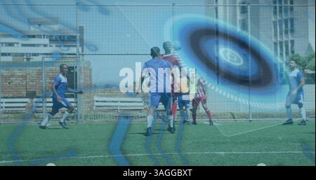Connessioni a microprocessore e scanner rotondo contro due squadre di giocatori di calcio maschi che giocano a calcio Foto Stock