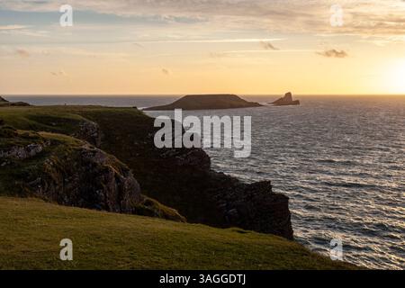 Worms Head, Rhossili Bay. Un promontorio prominente sulla penisola di Gower, conosciuto per la sua splendida costa e il suo splendido paesaggio. Foto Stock