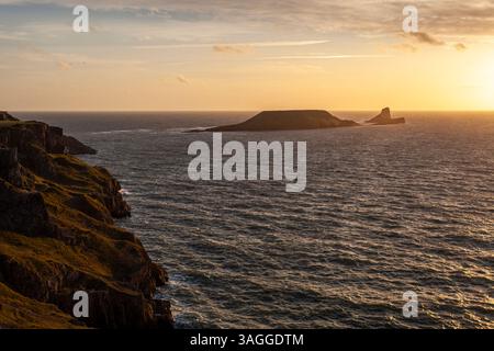 Worms Head, Rhossili Bay. Un promontorio prominente sulla penisola di Gower, conosciuto per la sua splendida costa e il suo splendido paesaggio. Foto Stock