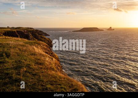 Worms Head, Rhossili Bay. Un promontorio prominente sulla penisola di Gower, conosciuto per la sua splendida costa e il suo splendido paesaggio. Foto Stock