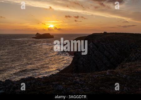 Worms Head, Rhossili Bay. Un promontorio prominente sulla penisola di Gower, conosciuto per la sua splendida costa e il suo splendido paesaggio. Foto Stock