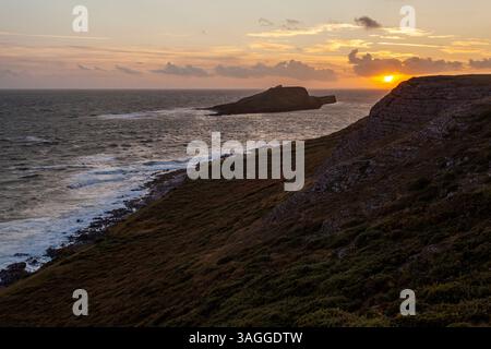 Worms Head, Rhossili Bay. Un promontorio prominente sulla penisola di Gower, conosciuto per la sua splendida costa e il suo splendido paesaggio. Foto Stock