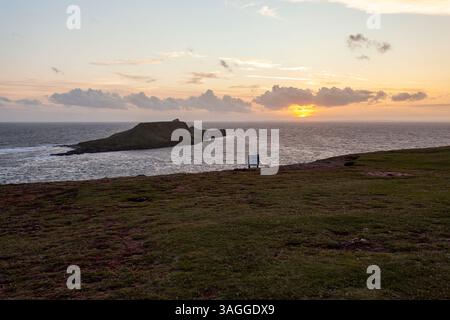 Worms Head, Rhossili Bay. Un promontorio prominente sulla penisola di Gower, conosciuto per la sua splendida costa e il suo splendido paesaggio. Foto Stock