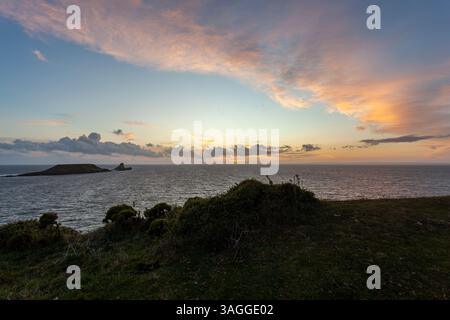 Worms Head, Rhossili Bay. Un promontorio prominente sulla penisola di Gower, conosciuto per la sua splendida costa e il suo splendido paesaggio. Foto Stock