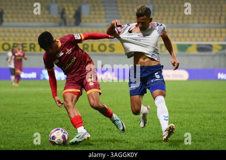 Kathmandu, Bagmati, Nepal. 8 aprile 2025. MANISH DANGI del BUTWAL LUMBINI FC (marrone) dribbla mentre tira la maglia del KULDIP KARKI del KATHMANDU RAYZRS FC (bianco) durante la partita Nepal Super League 2025 al Dasarath Rangasala Stadium di Kathmandu. Credito: Safal Prakash Shrestha/ZUMA Press Wire/ZUMA Wire/Alamy Live News Foto Stock