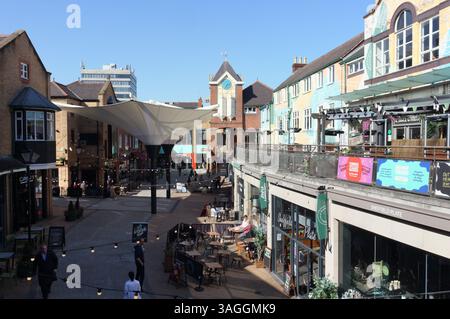 Orchard Square nel centro di Sheffield, Inghilterra, Regno Unito, area commerciale con negozi all'aperto Foto Stock