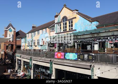 Orchard Square nel centro di Sheffield, Inghilterra, Regno Unito, area commerciale con negozi all'aperto Foto Stock