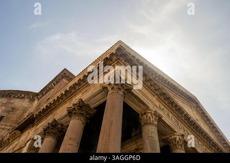 Pantheon di Agrippa a Roma, Italia. Vista laterale e ad angolo basso del Pantheon romano al sole. Foto Stock