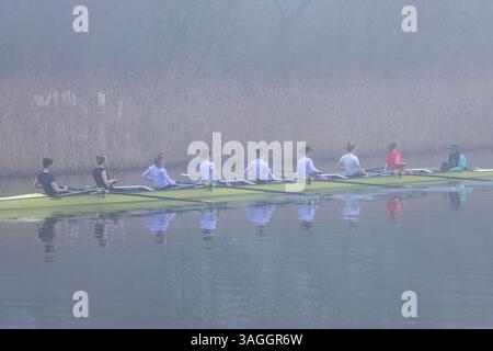 La foto del 23 marzo mostra l'addestramento degli equipaggi delle donne di Cambridge University sul fiume Great Ouse vicino a Ely nel Cambridgeshire su un f Foto Stock