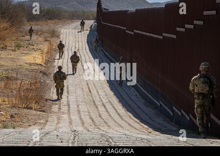 31 marzo 2025 - Sierra Blanca, Texas, USA - soldati statunitensi, assegnati al 3rd Platoon, Bravo Company, 1st Battalion 12th Infantry Regiment, conducono una pattuglia smontata lungo il confine meridionale fuori Sierra Blanca, Texas, 31 marzo 2025. Sotto la direzione del Northern Command degli Stati Uniti, la Joint Task Force Southern Border allinea gli sforzi per sigillare il confine meridionale e respingere le attività illegali ed è responsabile di operazioni su larga scala, agili e di tutti i domini, che consentiranno operazioni DoD più efficaci ed efficienti. (Credit Image: © U.S. Army/ZUMA Press Wire) SOLO PER USO EDITORIALE! Non f Foto Stock