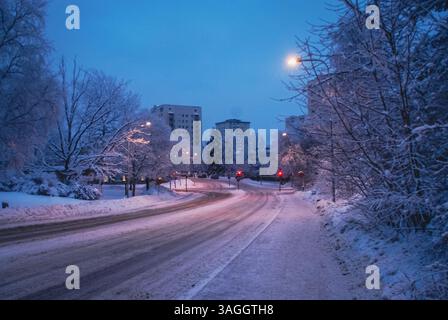 Inverno nel sobborgo di Hogdalen, fuori Stoccolma, Svezia Foto Stock