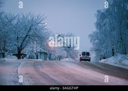 Inverno nel sobborgo di Hogdalen, fuori Stoccolma, Svezia Foto Stock