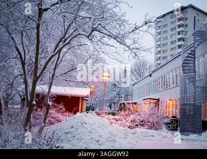 Inverno nel sobborgo di Hogdalen, fuori Stoccolma, Svezia Foto Stock