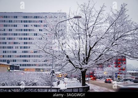Inverno nel sobborgo di Hogdalen, fuori Stoccolma, Svezia Foto Stock
