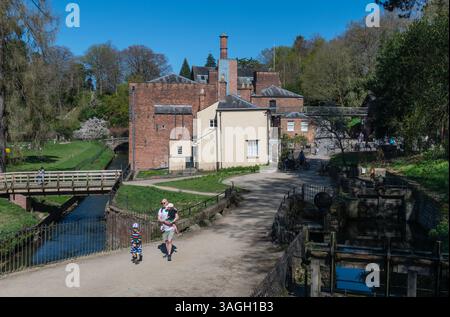 Quarry Bank Mill (noto anche come Styal Mill) a Styal, Cheshire, Inghilterra, è una delle fabbriche tessili meglio conservate della rivoluzione industriale. Foto Stock