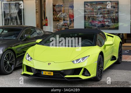 Monte Carlo, Monaco - Vista su una Lamborghini verde Huracán LP640-4 EVO Spyder parcheggiata di fronte all'hotel Fairmont. Foto Stock