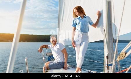 Gioiosa coppia vela divertirsi in Yacht godendo di una vacanza estiva Foto Stock