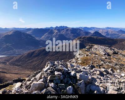 Una veduta a sud dal cairn di munro Stob Ban, la catena montuosa dei Mamores, vicino a Fort William, Scozia Foto Stock