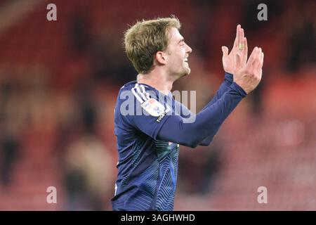Patrick Bamford del Leeds United festeggia al fischio a tempo pieno con i tifosi del Leeds durante la partita del campionato Sky Bet tra Middlesbrough e Leeds United al Riverside Stadium, Middlesbrough, martedì 8 aprile 2025. (Foto: Scott Llewellyn | mi News) crediti: MI News & Sport /Alamy Live News Foto Stock