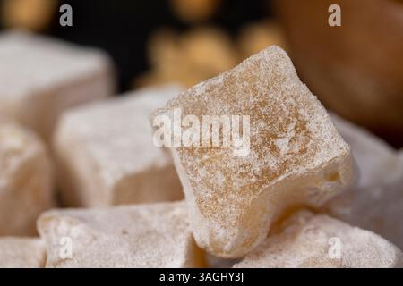 Delizia turca con arachidi, dolci orientali sparsi delizia turca con arachidi su una tavola nera, primo piano Foto Stock
