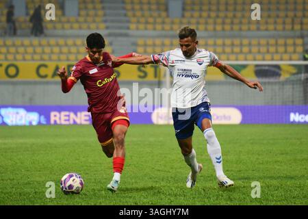Kathmandu, Bagmati, Nepal. 8 aprile 2025. MANISH DANGI del BUTWAL LUMBINI FC (Maroon) dribbla come KULDIP KARKI del KATHMANDU RAYZRS FC (bianco) tenta di difendersi durante il Nepal Super League 2025 match al Dasarath Rangasala Stadium di Kathmandu. Credito: Safal Prakash Shrestha/ZUMA Press Wire/ZUMA Wire/Alamy Live News Foto Stock