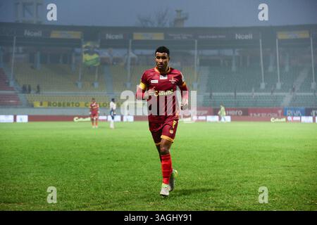 Kathmandu, Bagmati, Nepal. 8 aprile 2025. ARIK BISTA del BUTWAL LUMBINI FC si prepara a prendere un calcio d'angolo durante la partita Nepal Super League 2025 contro IL KATHMANDU RAYZRS FC al Dasarath Rangasala Stadium di Kathmandu. Credito: Safal Prakash Shrestha/ZUMA Press Wire/ZUMA Wire/Alamy Live News Foto Stock