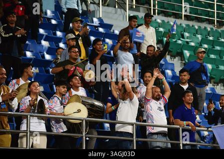 Kathmandu, Bagmati, Nepal. 8 aprile 2025. I tifosi del KATHMANDU RAYZRS FC festeggiano mentre la loro squadra vince la partita Nepal Super League 2025 contro il BUTWAL LUMBINI FC al Dasarath Rangasala Stadium di Kathmandu. Credito: Safal Prakash Shrestha/ZUMA Press Wire/ZUMA Wire/Alamy Live News Foto Stock