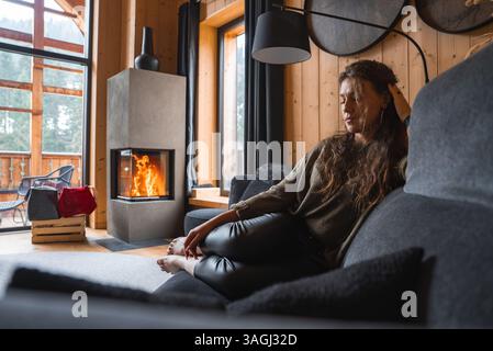 Moderno spazio abitativo in un hotel di lusso con vista sulle Alpi italiane Foto Stock