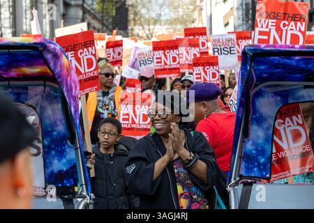 Migliaia di donne si riuniscono e marciano nel centro di Londra in occasione della giornata internazionale della donna, per manifestare contro la violenza maschile contro donne e ragazze con: Atmosphere Where: London, Regno Unito When: 08 Mar 2025 Credit: Phil Lewis/WENN Foto Stock