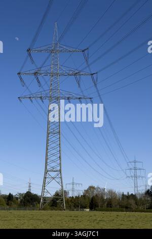Linee aeree linee elettriche linee ad alta tensione linee elettriche aeree sul montante linea aerea montante di alimentazione montante ad alta tensione montante di supporto in campo aperto, G Foto Stock